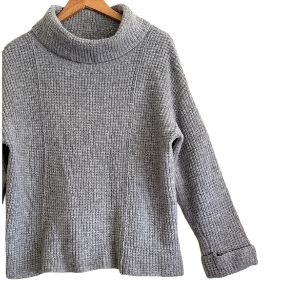 FREE PEOPLE 100% Wool Waffle Knit Fold-over Cowl-Neck Preppy Casual Sweater Sz M - Picture 5 of 9